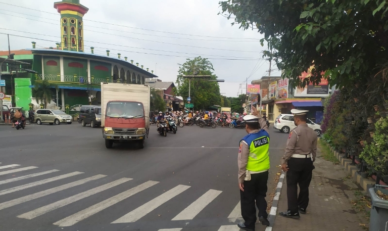 Polsek Semampir Tertibkan Lalu Lintas di TL Karang Tembok