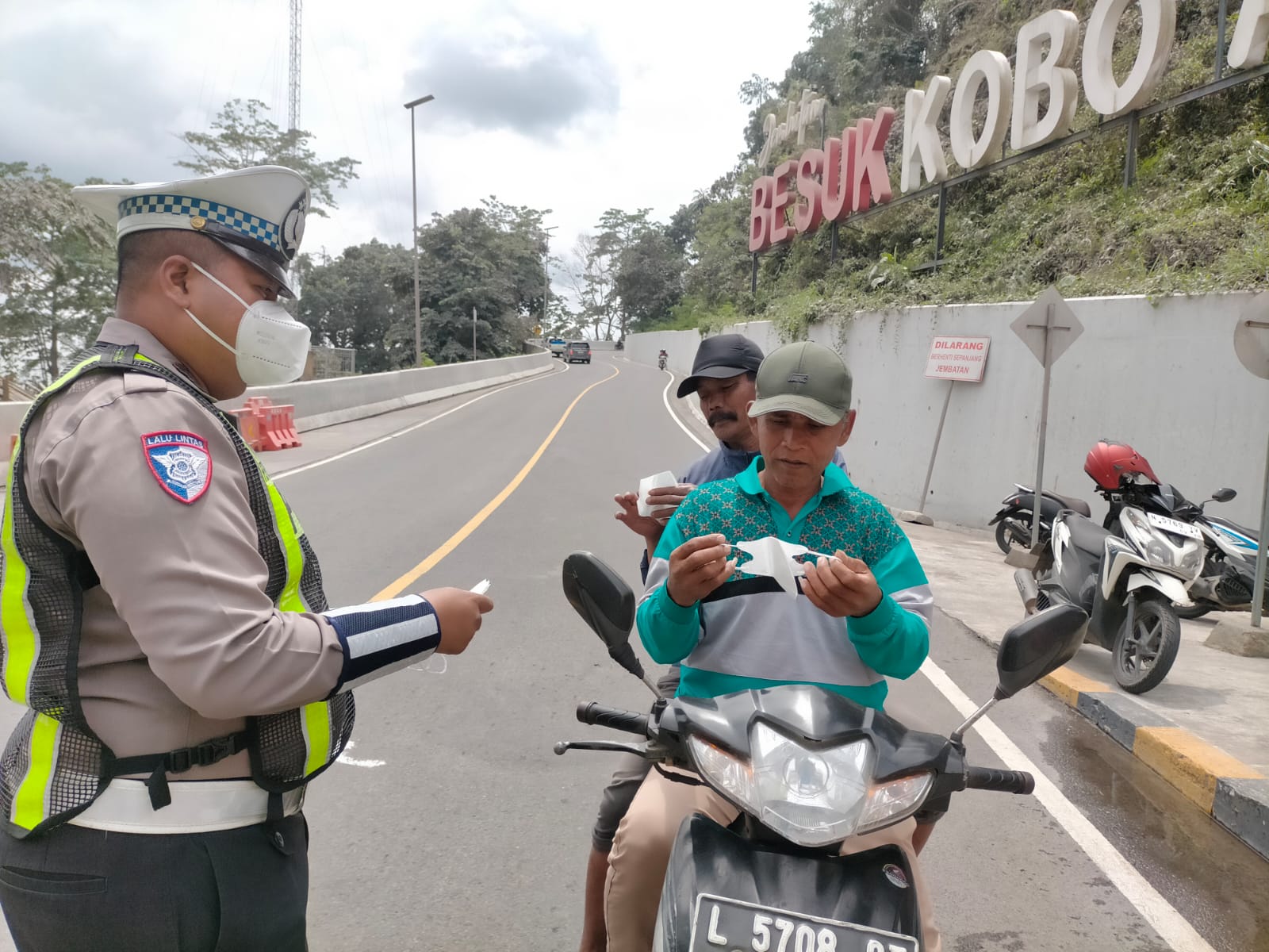 Satlantas Polres Lumajang Bagikan Masker di Jembatan Besuk Kobokan