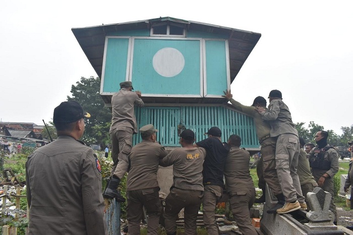 Berantas Indikasi Judi Merpati, Satpol PP Surabaya Tertibkan Pagupon di TPU Rangkah