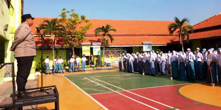 Bhabinkamtibmas Lakarsantri Sambangi SMKN 13 Surabaya untuk Cegah Siswa Ikut Aksi Anarkis