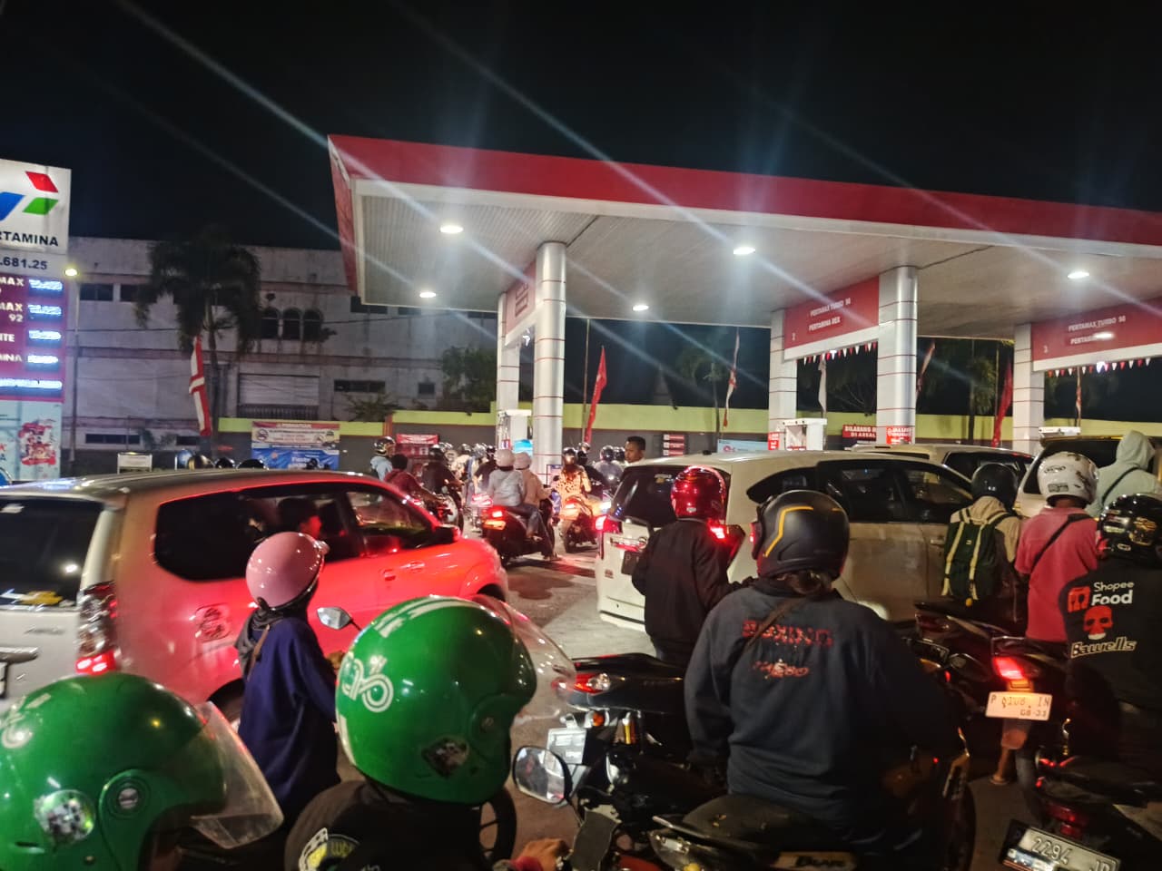 Warga Jember Terjebak Panic Buying, Pertamina Guyur 100 Ribu Liter BBM Pertalite dan Pertamax