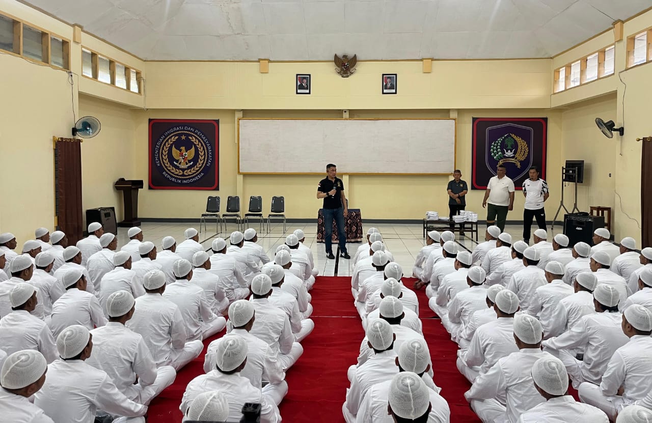 Lapas Jember Bagikan Baju Taqwa Gratis kepada 802 WBP Muslim, Dorong Peningkatkan Ibadah