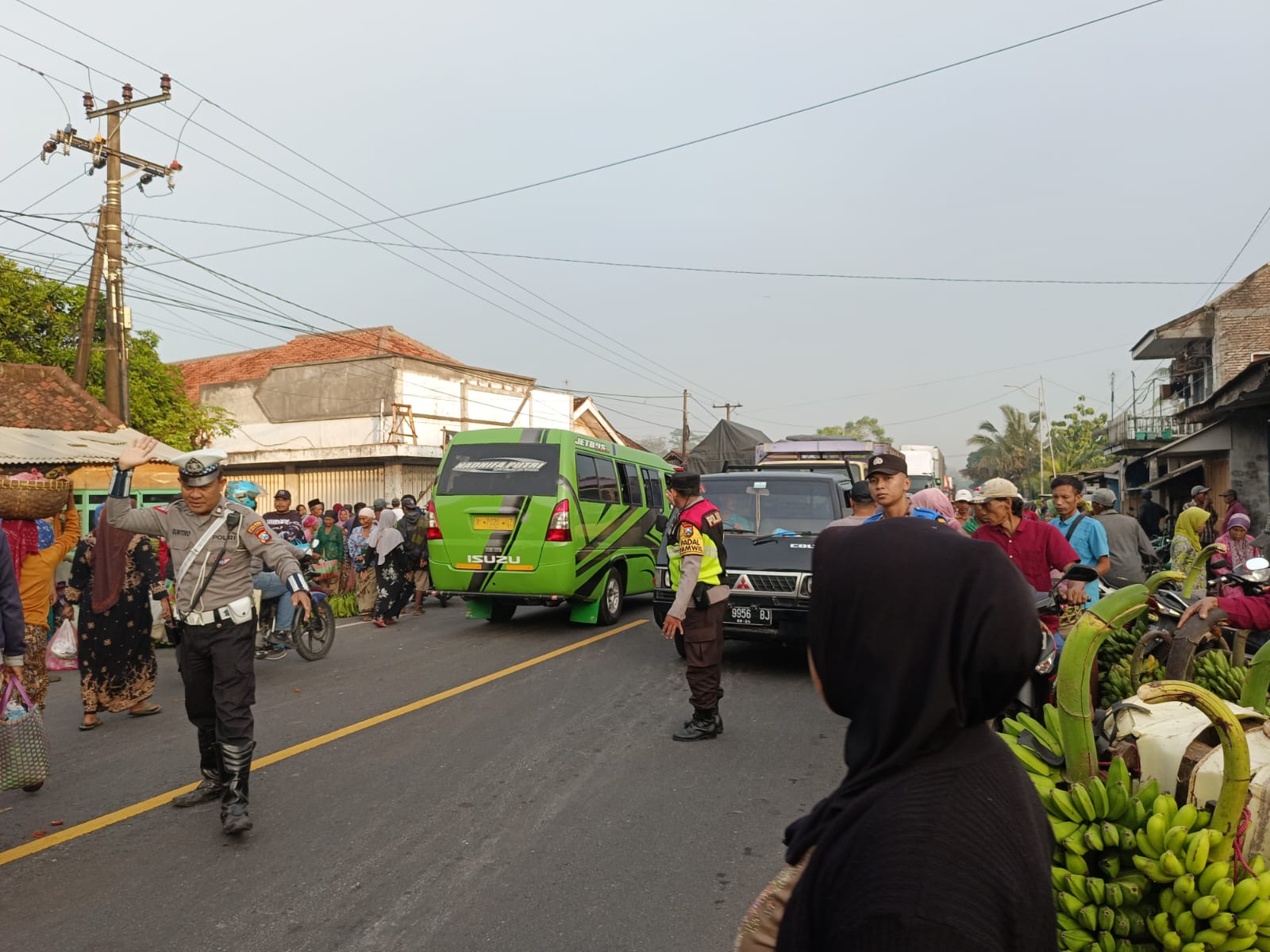 Polsek Ranuyoso Lancarkan Lalu Lintas di Pasar Gedang