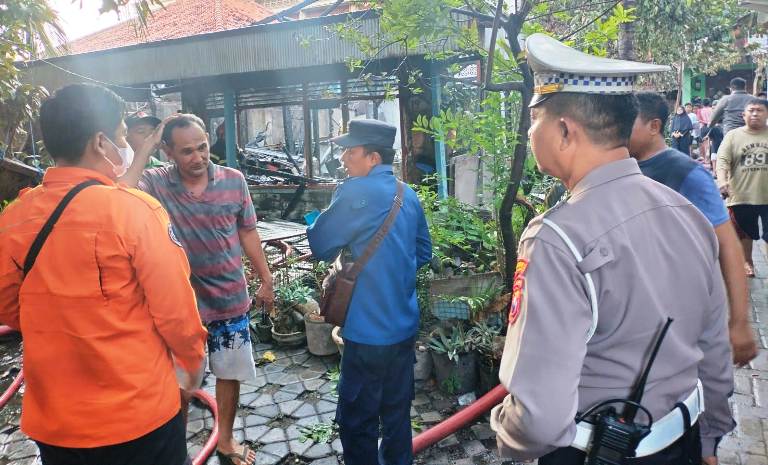 Polsek Lakarsantri Datangi Kebakaran Rumah di Jalan Lakarsantri Surabaya