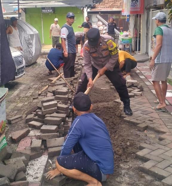 Pererat Silaturahmi, Kapolsek Wiyung Terjun Langsung Kerja Bakti Bareng Warga Perbaiki Jalan