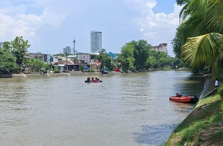 Mandi di Pintu Air Wonokromo, Pria Paruh Baya Hilang