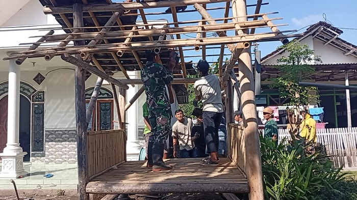 Babinsa dan Warga Karanganom Renovasi Pos Kamling Perkuat Gotong Royong
