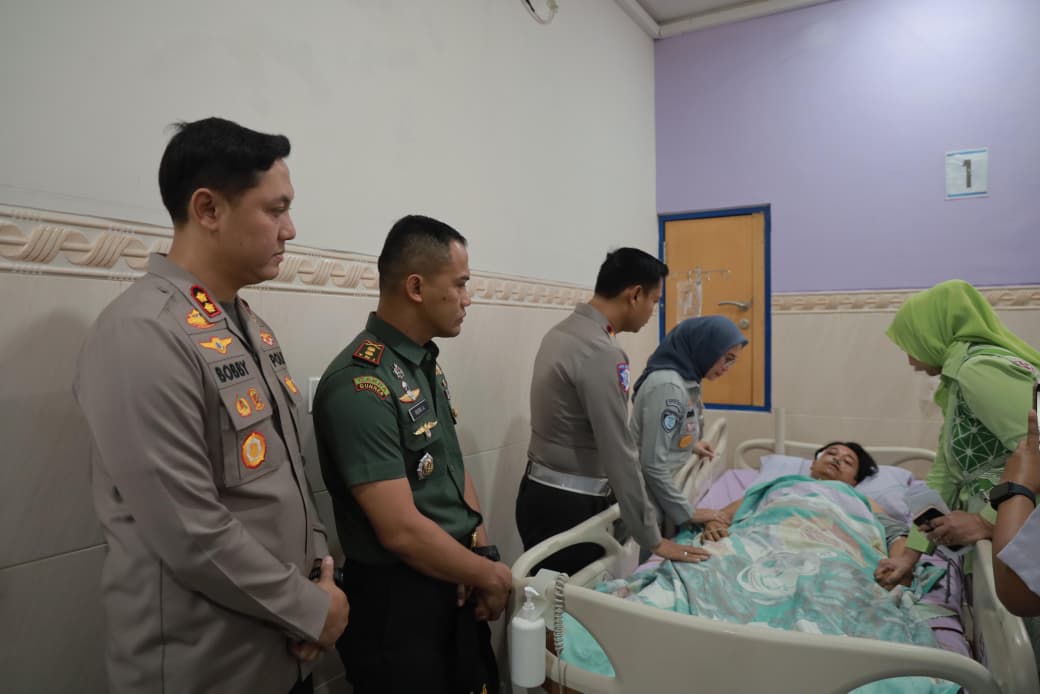 Wujud Empati, Kapolres Jember Kunjungi Korban Kecelakaan di RS Bina Sehat