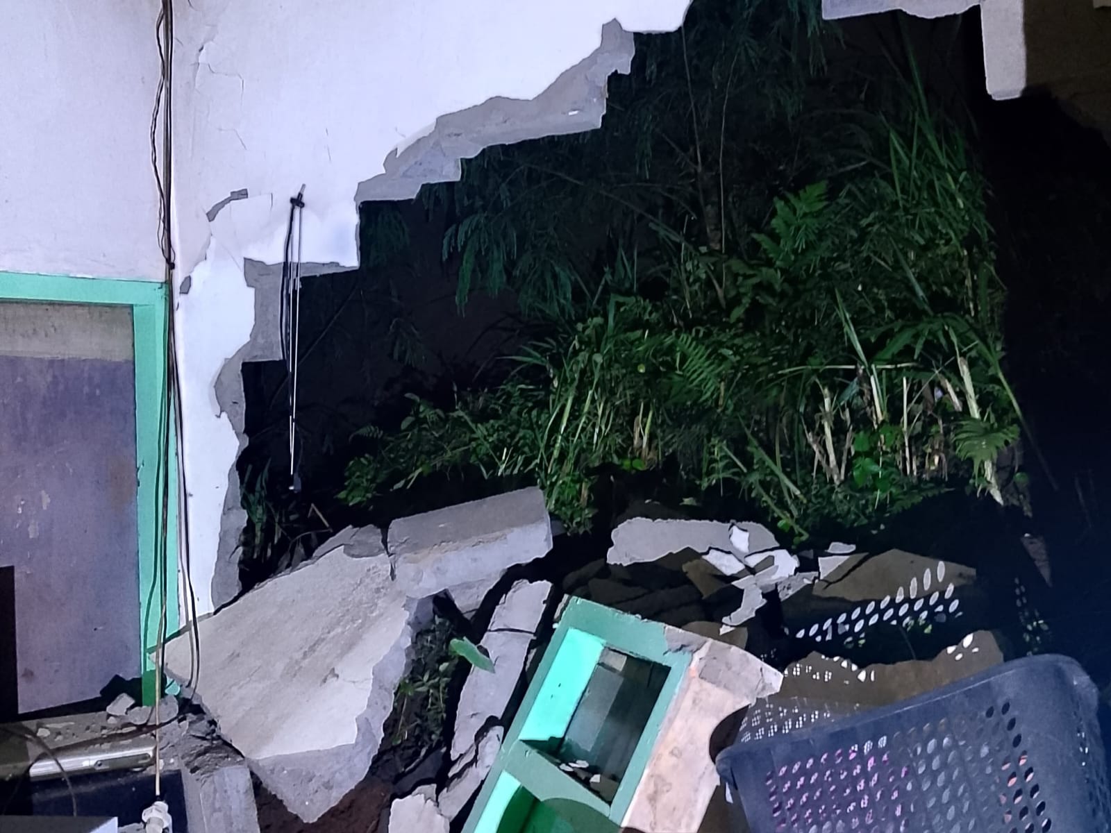 Hujan Deras Picu Longsor di Purwodadi, Tembok Rumah Warga Jebol