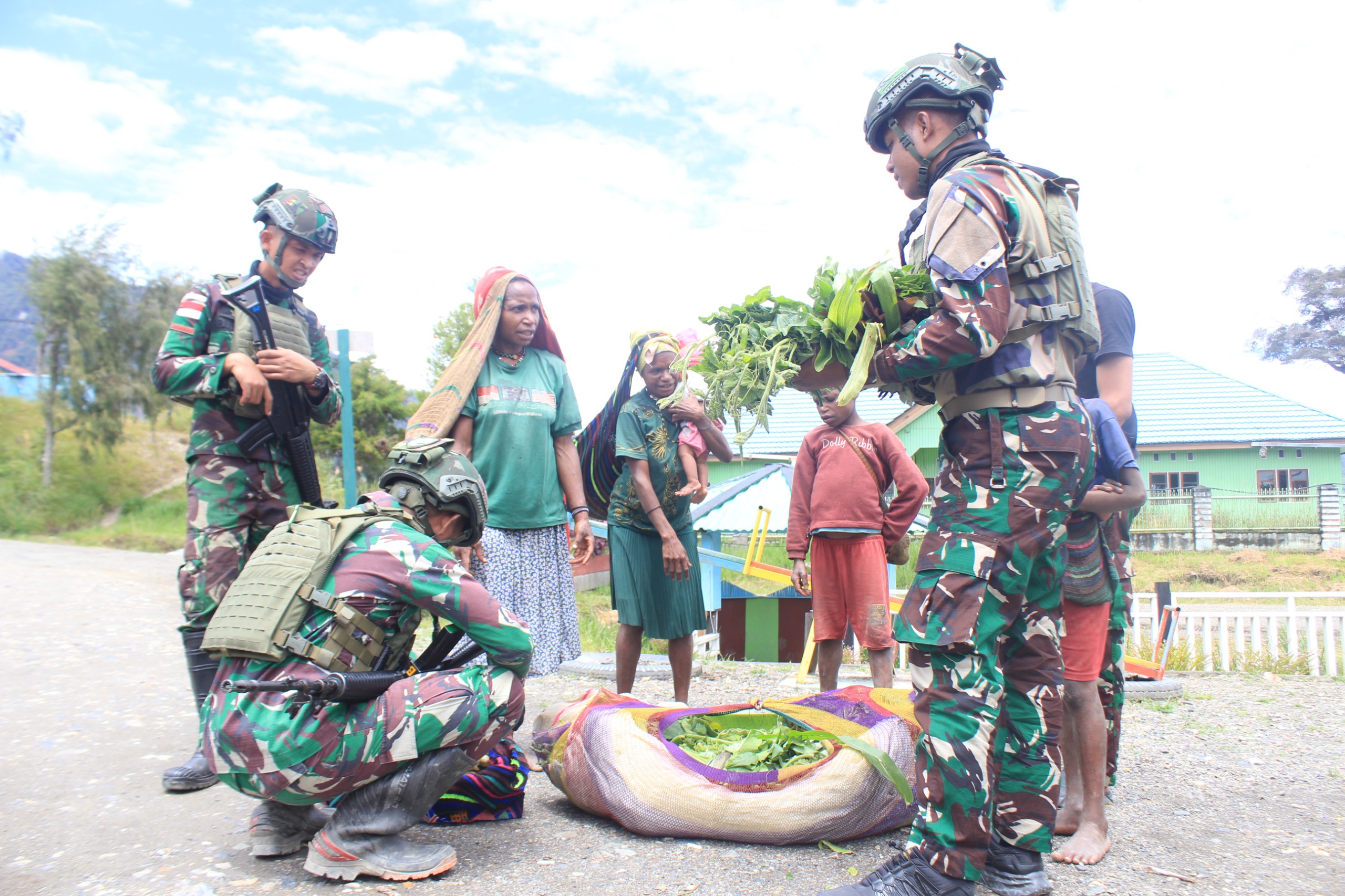 Prajurit Condromowo Sapa dan Borong Sayur Dagangan Mama Papua