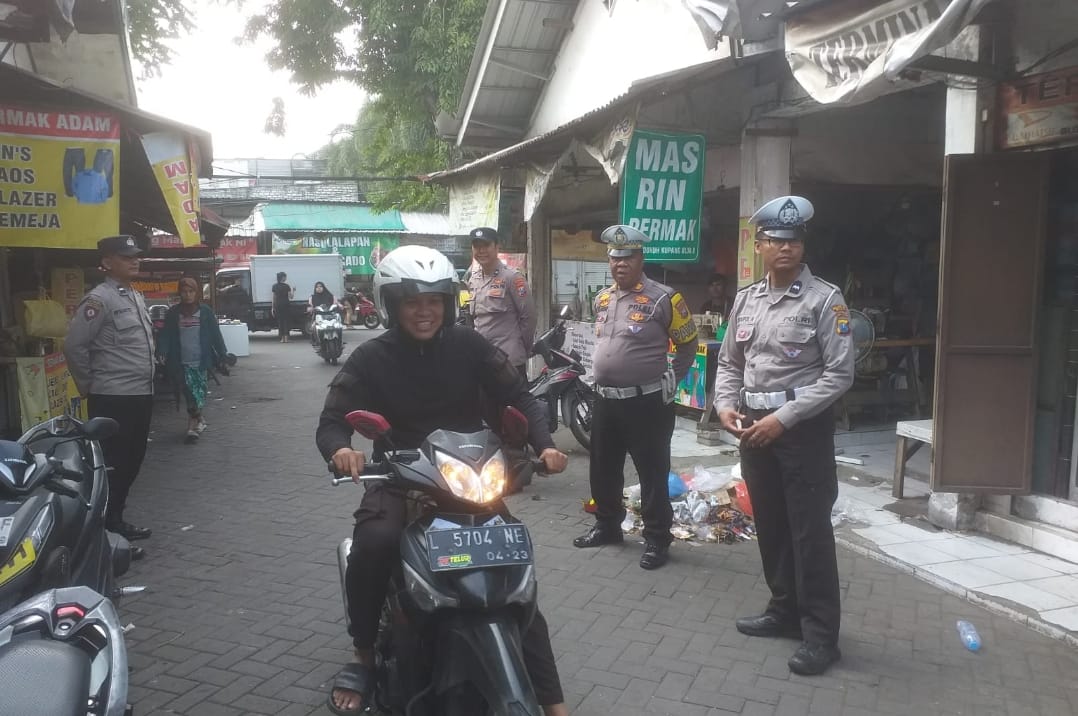 Polsek Dukuh Pakis Patroli Harkamtibmas di Pasar Dukuh Kupang