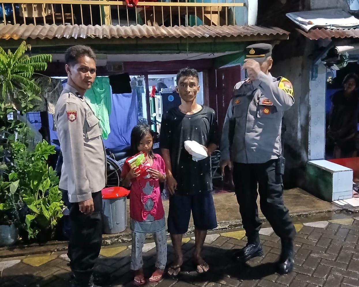 Polsek Wiyung Sigap! Anak Tersesat di Depan RS Dikembalikan ke Pelukan Orang Tua