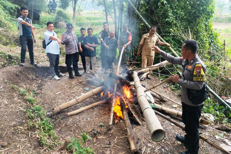 Polres Pasuruan Bakar Sarana Judi Sabung Ayam di Desa Mendalan Pandaan