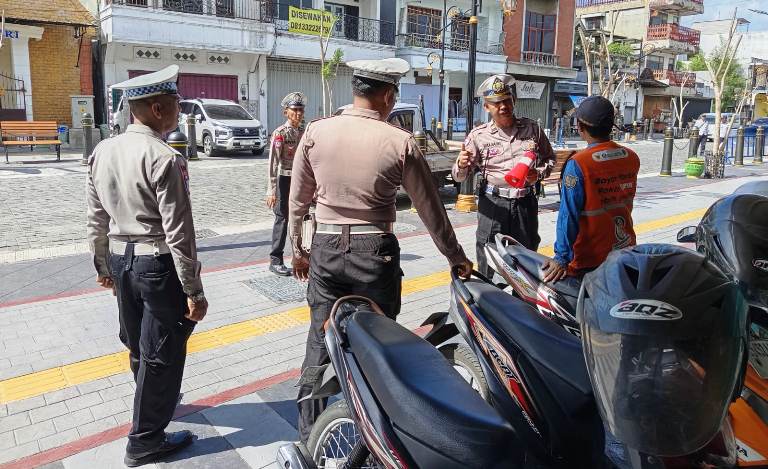 Satlantas Polres Kediri Kota Berikan Imbauan Parkir di Jalan Stasiun