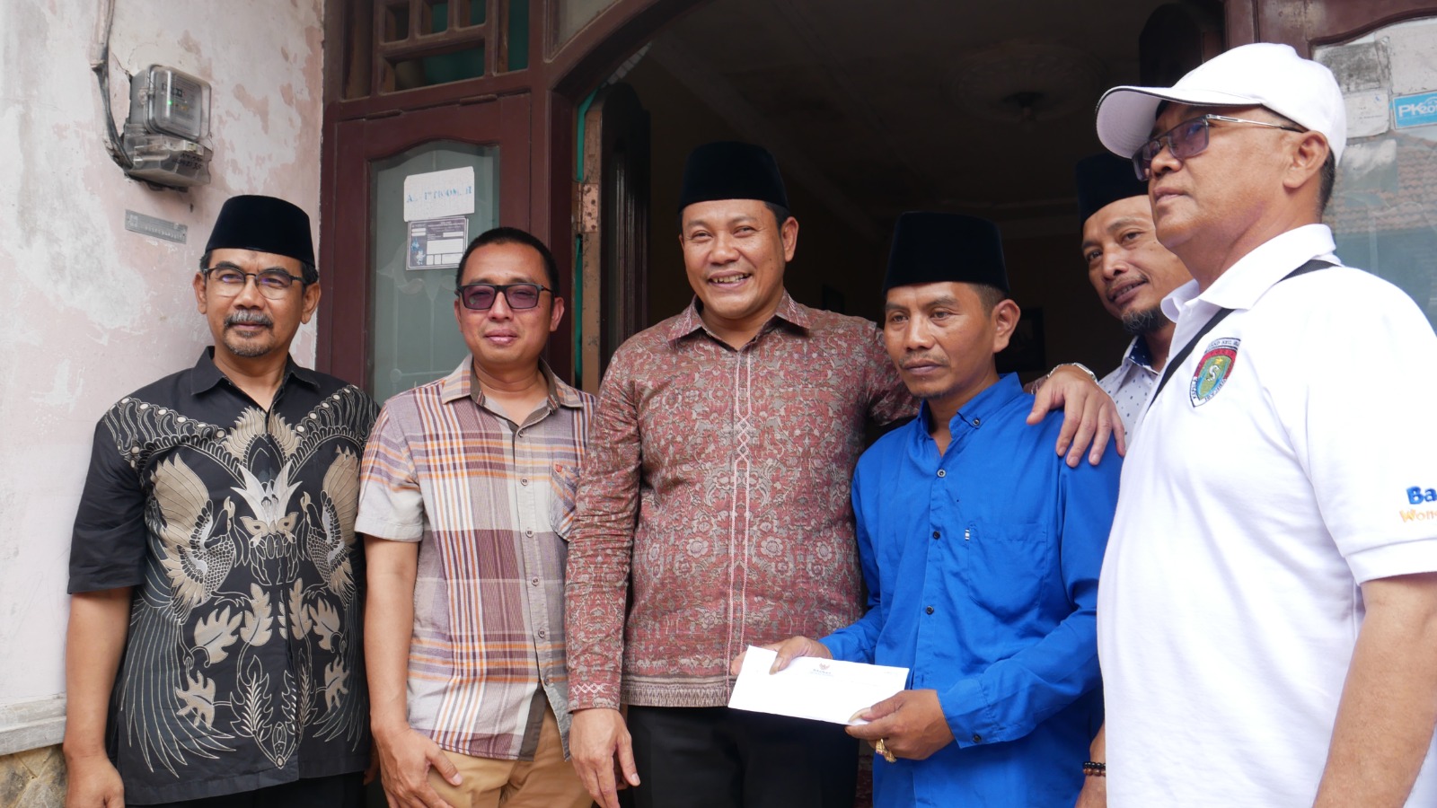 Bupati Serahkan Santunan untuk Korban Tragedi Ponpes Al Khoziny Buduran