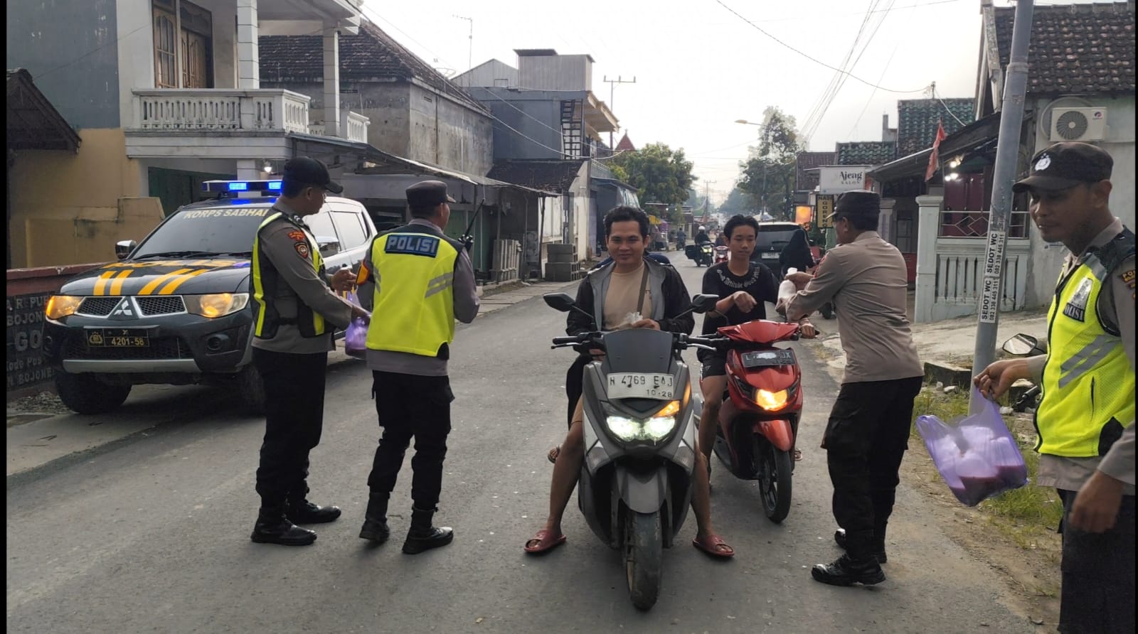 Kapolsek Gondang Berbagi Takjil ke Pengguna Jalan