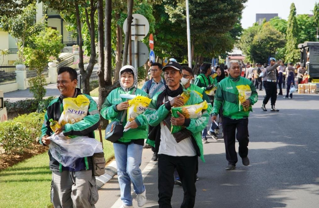 Polda Jatim Gelontor Ribuan Paket Beras dan Minyak Gratis ke Masyarakat
