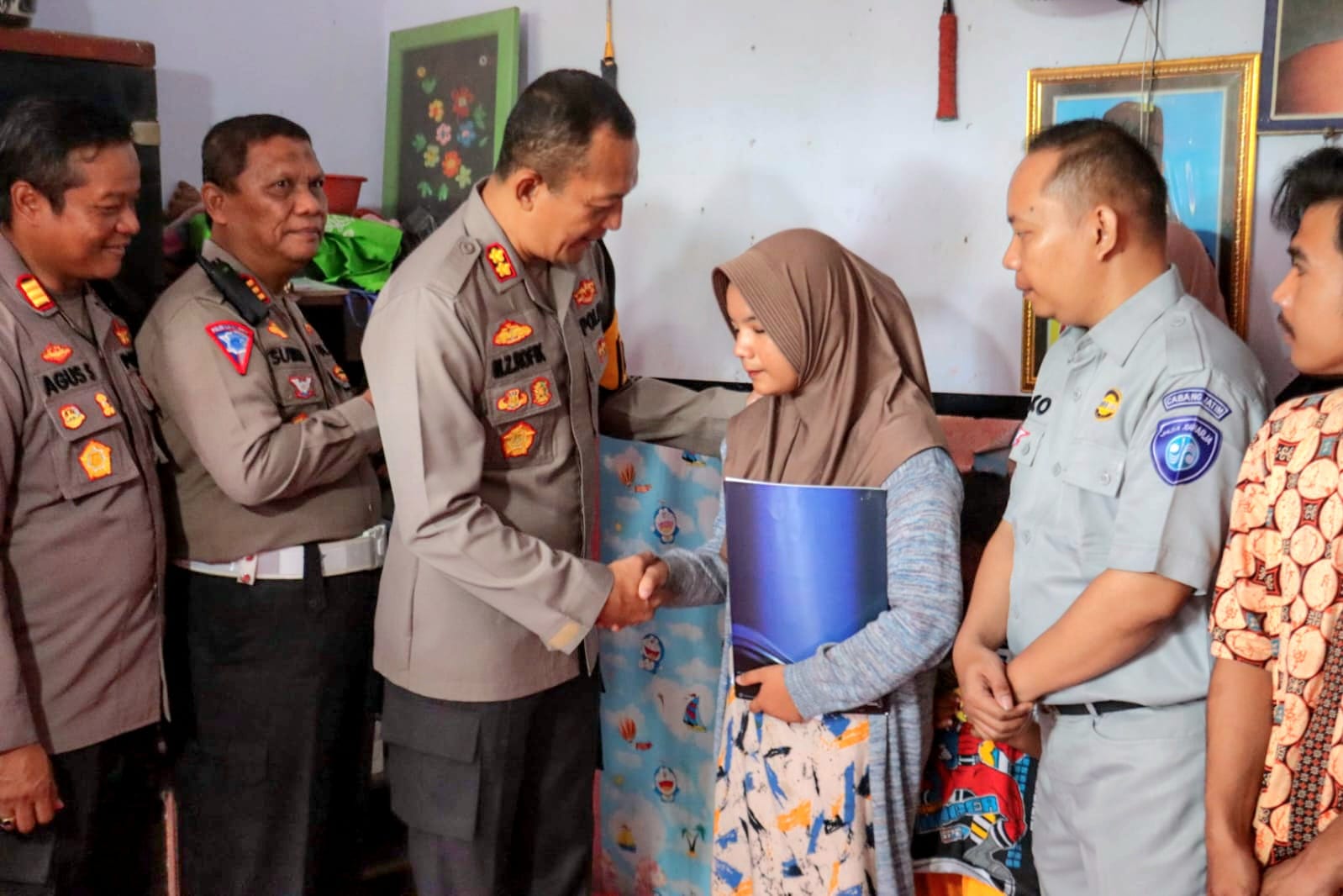 Kapolres Lumajang Takziah ke Rumah Korban Kecelakaan