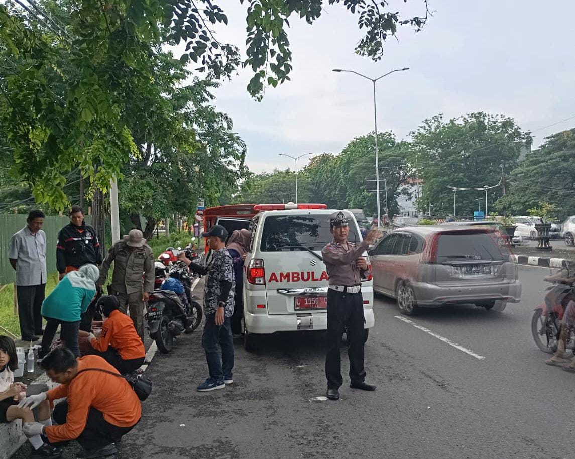 Respons Cepat Polsek Rungkut Laka Lantas di MERR, Pengendara Diimbau Jaga Jarak Aman
