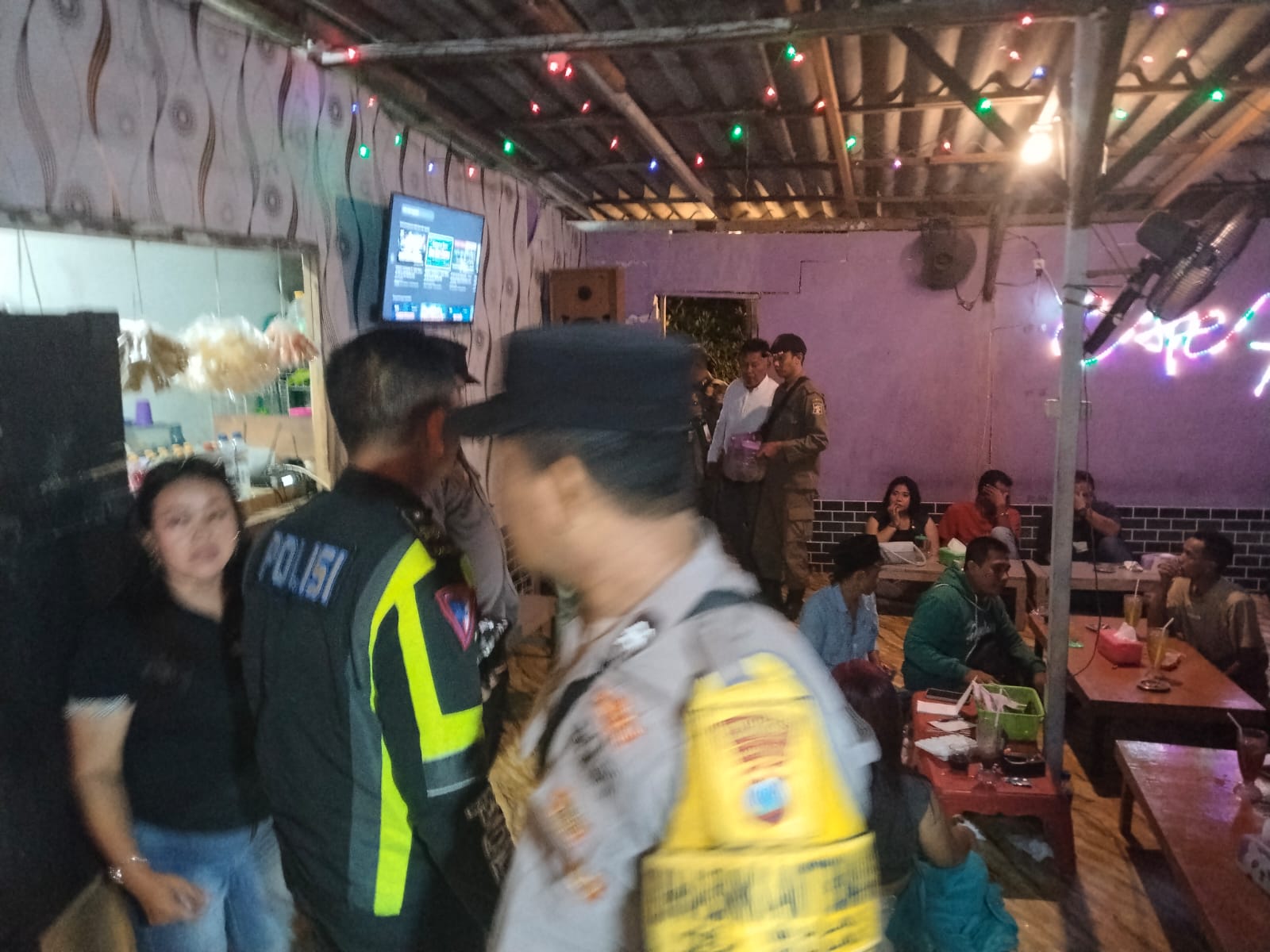 Miras Beredar di Pesisir Tambak Wedi, Polsek Kenjeran Amankan Belasan Botol dari Dua Kafe