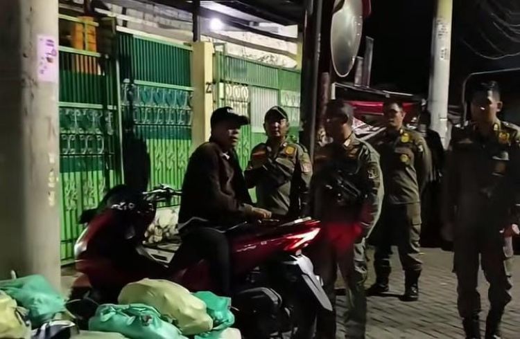 Satpol PP Tertibkan PKL di Lahan Parkir RSUD Dr Soewandhie Surabaya