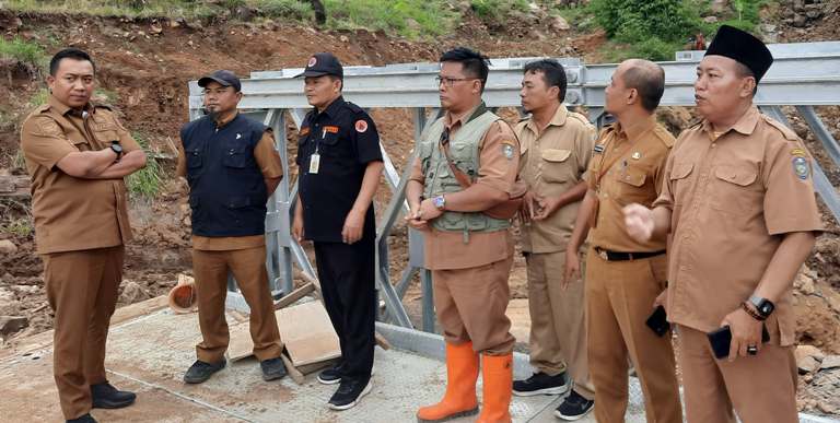 Bupati Situbondo Tinjau Pembangunan Jembatan dan Rumah Terdampak Banjir