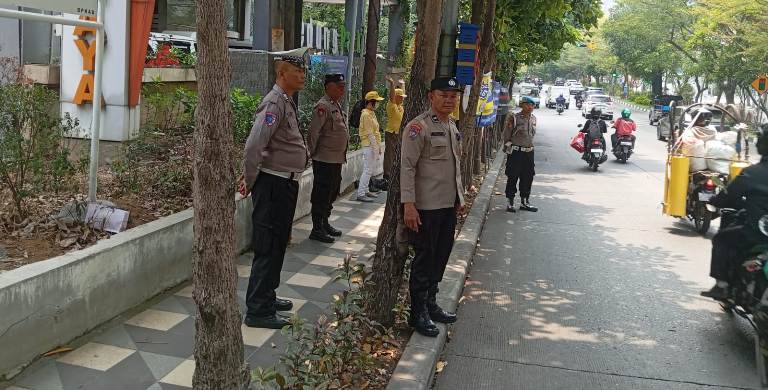 Polsek Sawahan Amankan Aksi Damai  Praktisi Falun Gong di Mayjend Sungkono Surabaya