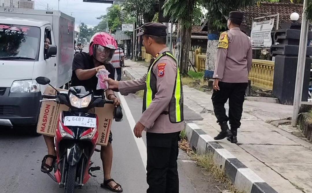 Polsek Padangan Gelar Aksi Sosial Berbagi Takjil Jelang Berbuka Puasa