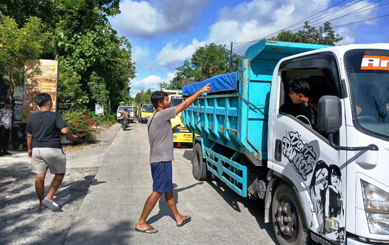 Warga Jenangan Ponorogo Sweeping Truk Tambang Bermuatan Berlebih