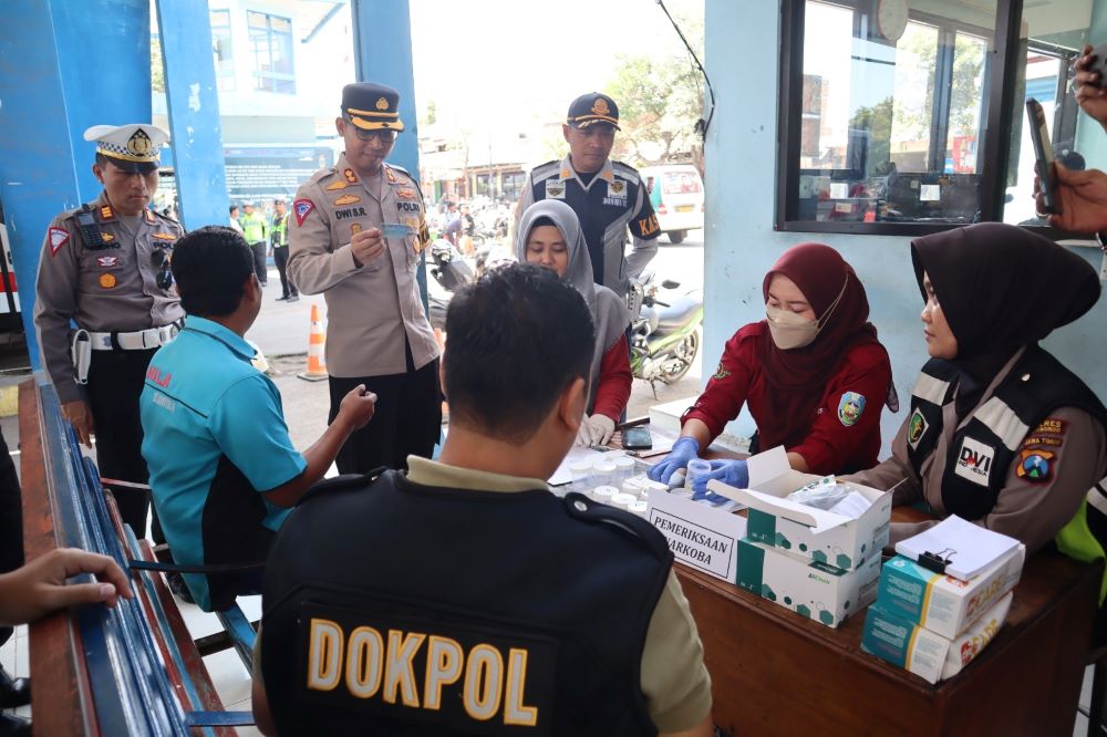 Cegah Kecelakaan Saat Arus Balik Lebaran, Kapolres Situbondo Pantau Tes Urine Sopir Pastikan Bebas Narkoba