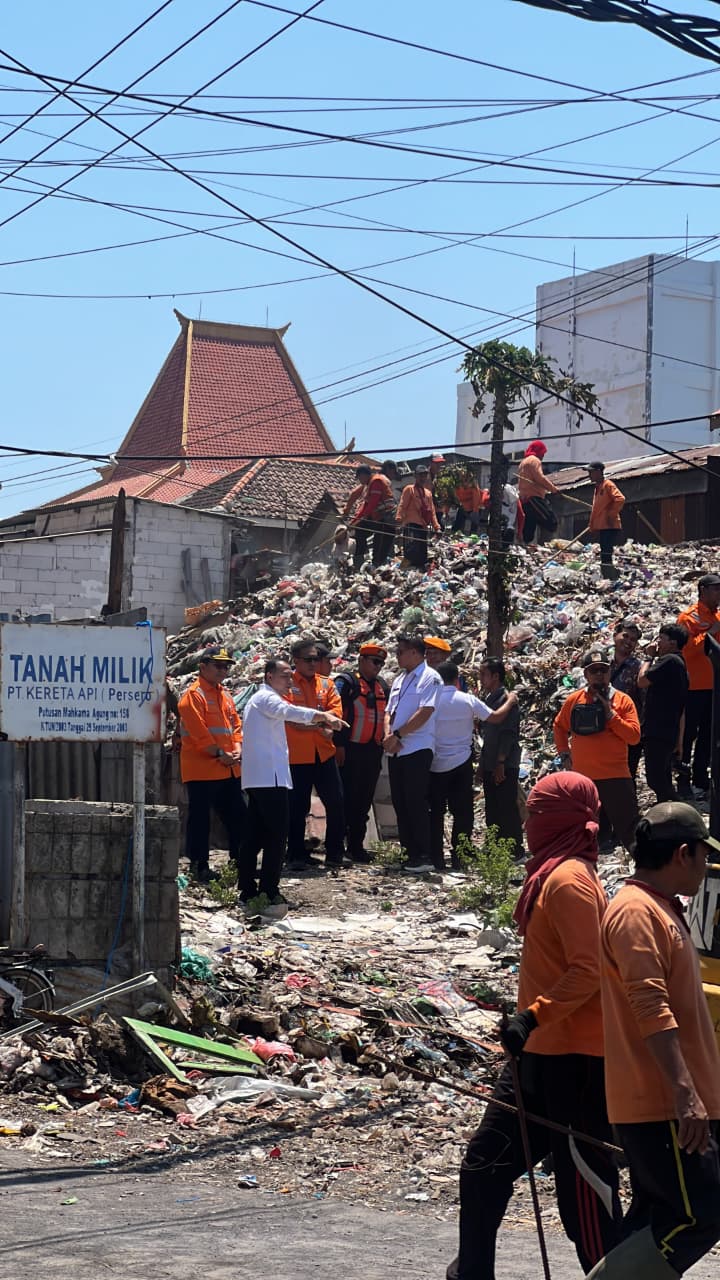 Terselubung Pagar Seng, Sampah 60 Ton di Belakang Pasar Turi Dikeruk