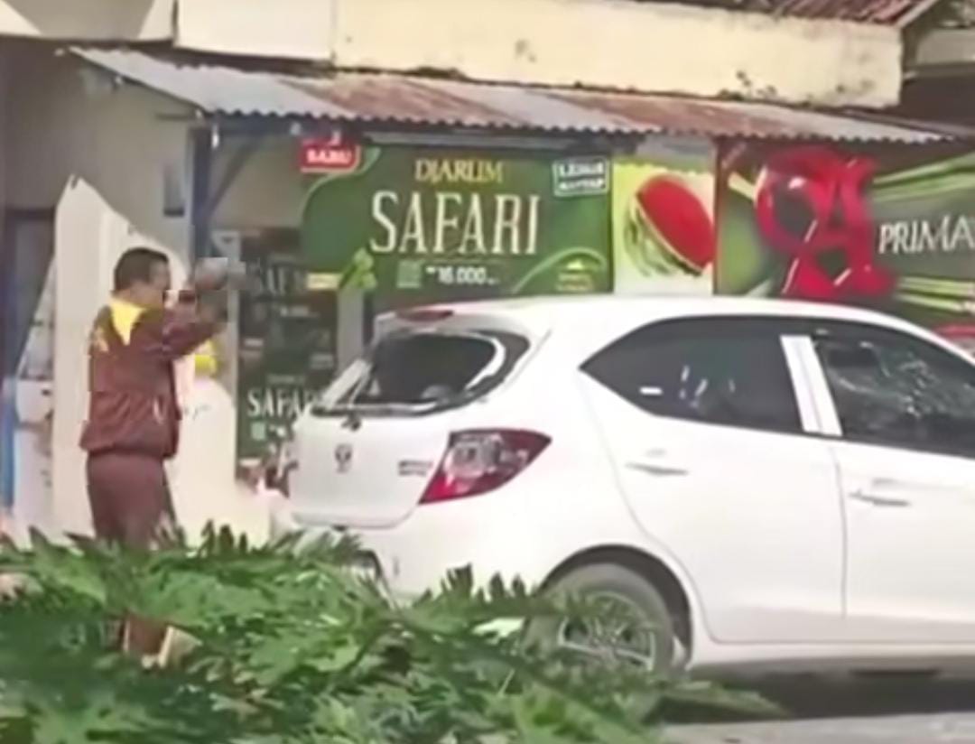 Viral! Diduga Ada Masalah Keluarga, Suami Nekat Rusak Mobil Istri di Pinggir Jalan
