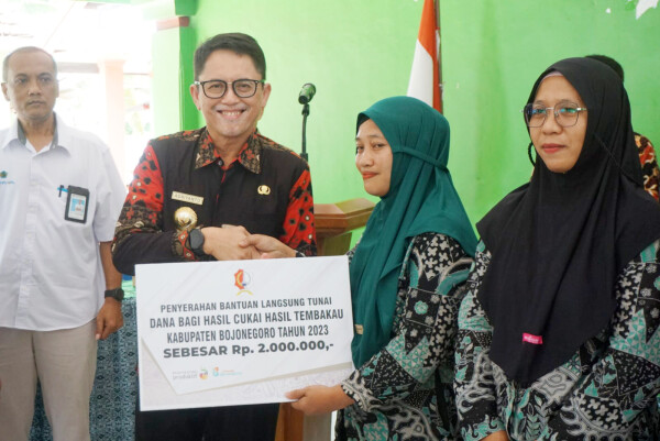 Pemkab Bojonegoro Salurkan BLT DBHCT dan Bansos Penanganan Kemiskinan Ekstrem di Padangan