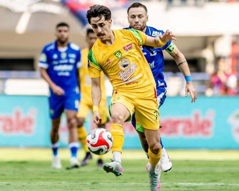 Jual Beli Serangan di Babak Pertama, Persib vs Persebaya Berakhir Tanpa Gol