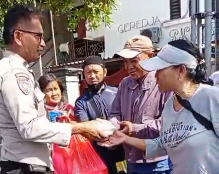 Polsek Bubutan Gelar Jumat Berkah, Bagikan 100 Nasi Bungkus untuk Warga Surabaya