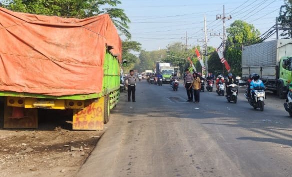 Gagal Salip Truk, Pelajar Surabaya Tewas Adu Banteng dengan Motor di Kebomas