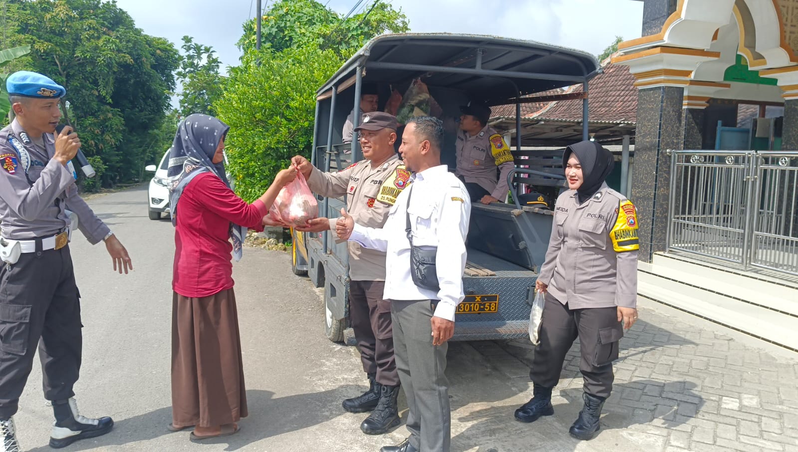 Polsek Kalitidu Bagikan Sayuran, Telur Hingga Kerupuk Gratis ke Warga