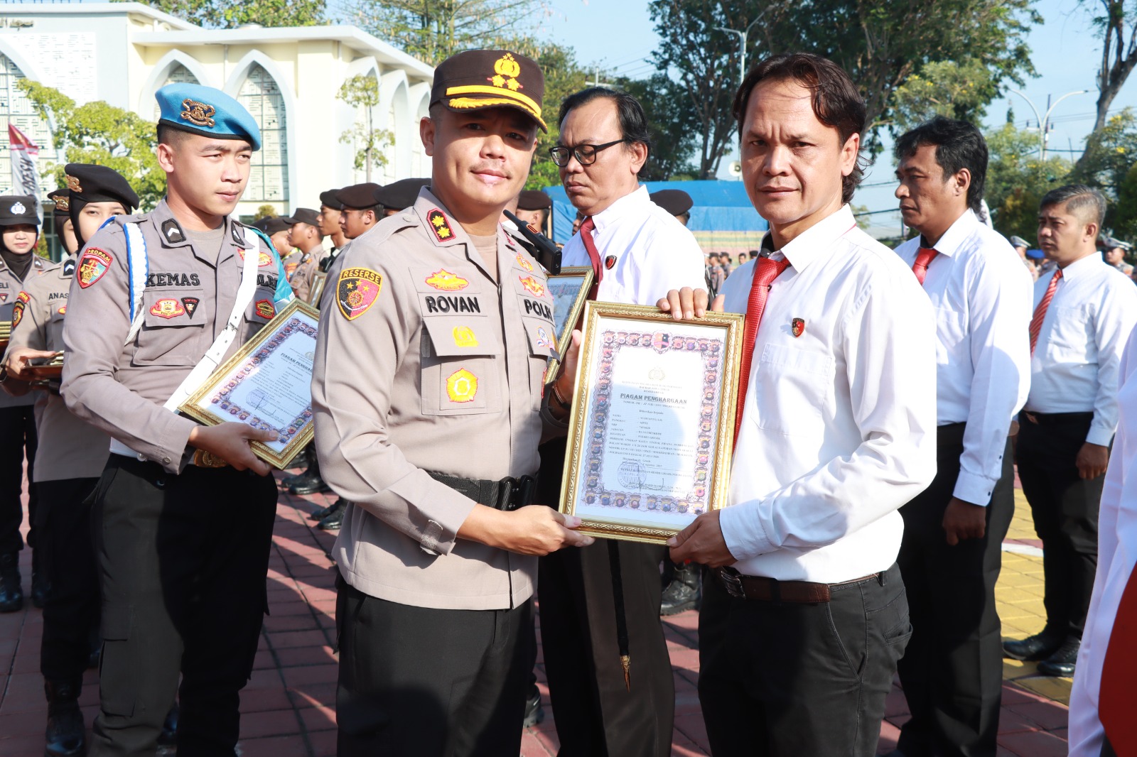 Kapolres Gresik Pimpin Upacara Kenaikan Pangkat Pengabdian dan Penghargaan Personel Berprestasi