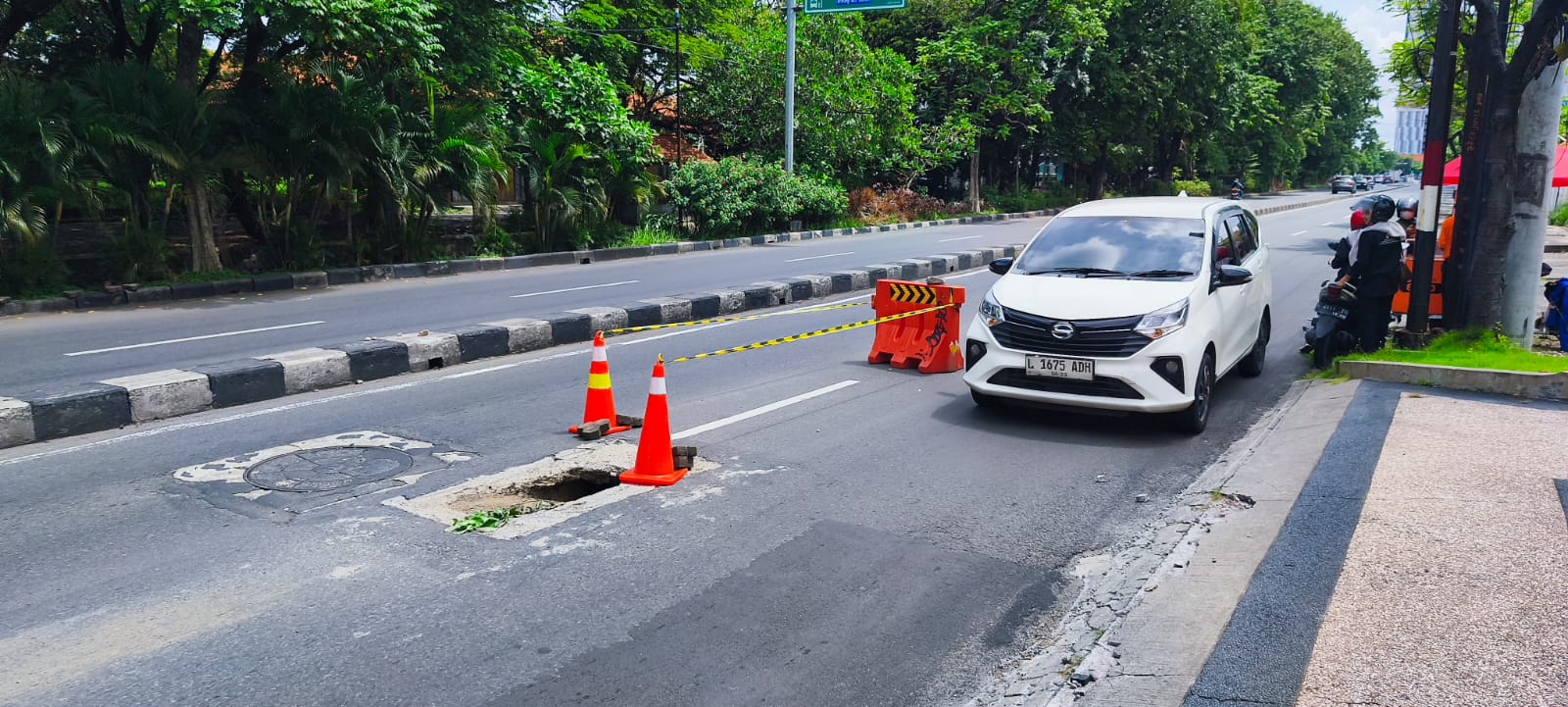 Waspadai Lubang Besar di Jalan Jemur Andayani Arah Rungkut