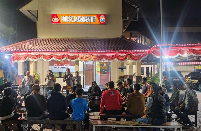 Sinergitas Kapolsek Lakarsantri dan Warga Jaga Kamtibmas di Surabaya