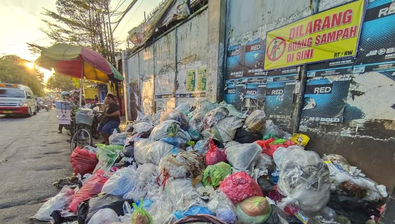 Gunungan Sampah di Jalan Banyu Urip Surabaya Timbulkan Berbagai Masalah