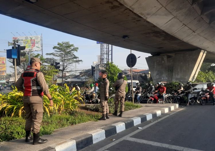 Antisipasi Benang Layangan yang Membahayakan Pengguna Jalan, Satpol PP Surabaya Sisir Jalan Raya