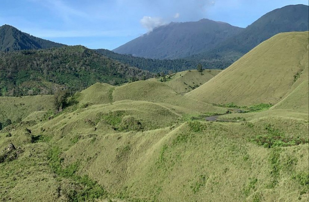 Kawah Wurung Bondowoso, Padang Savana Hijau yang Memesona di Lereng Ijen