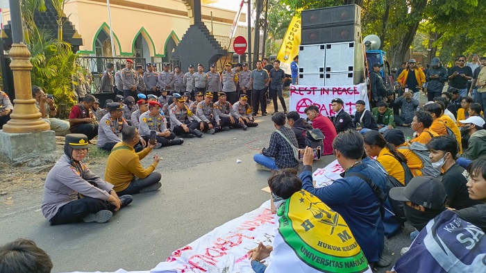 Mahasiswa Pasuruan Luruk Mapolres, Tuntut Kematian Widi Nurcahyono Diusut Transparan