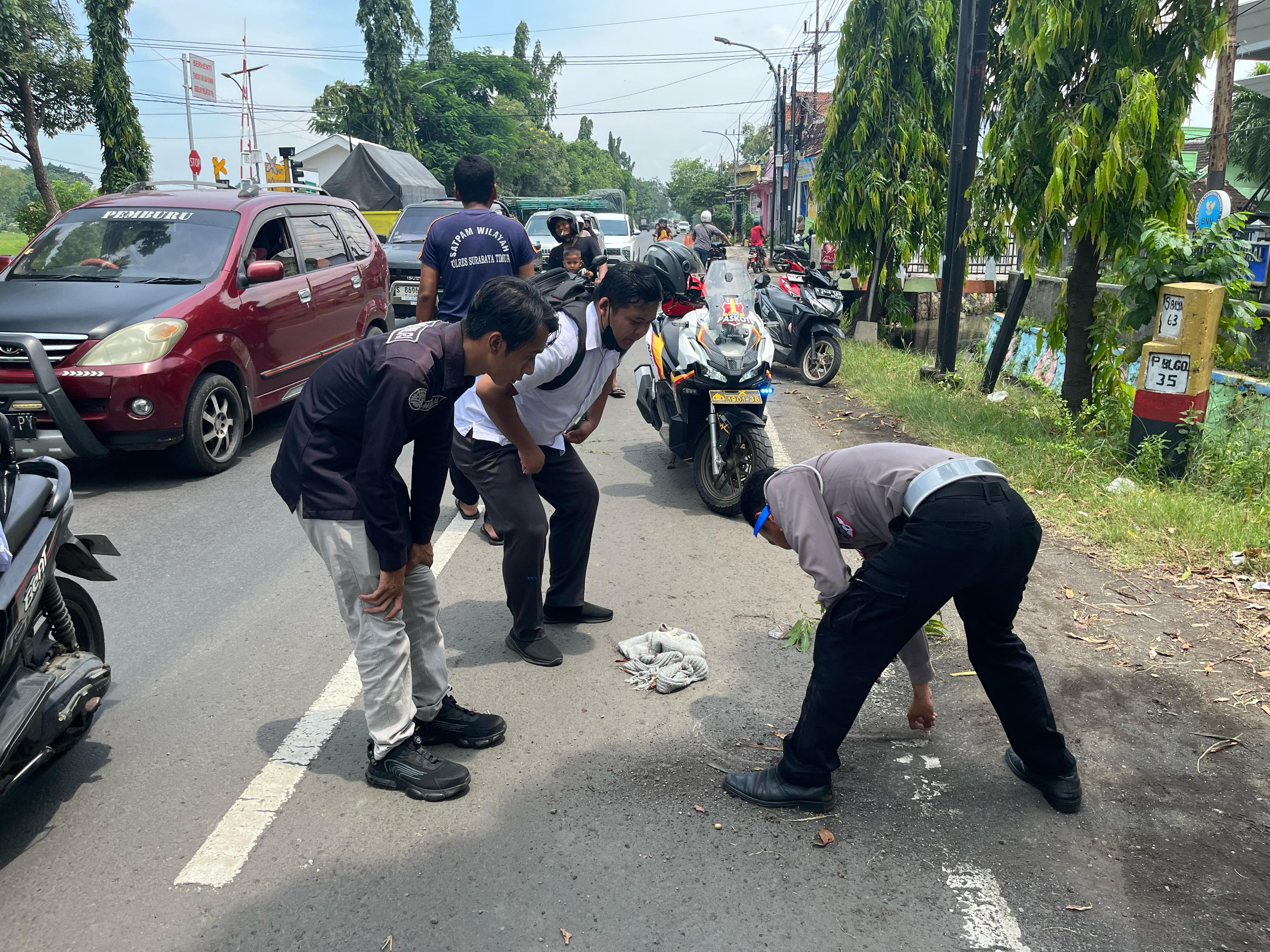 Diduga Mengantuk, Pengendara Motor Tabrak Rombongan Siswa SD