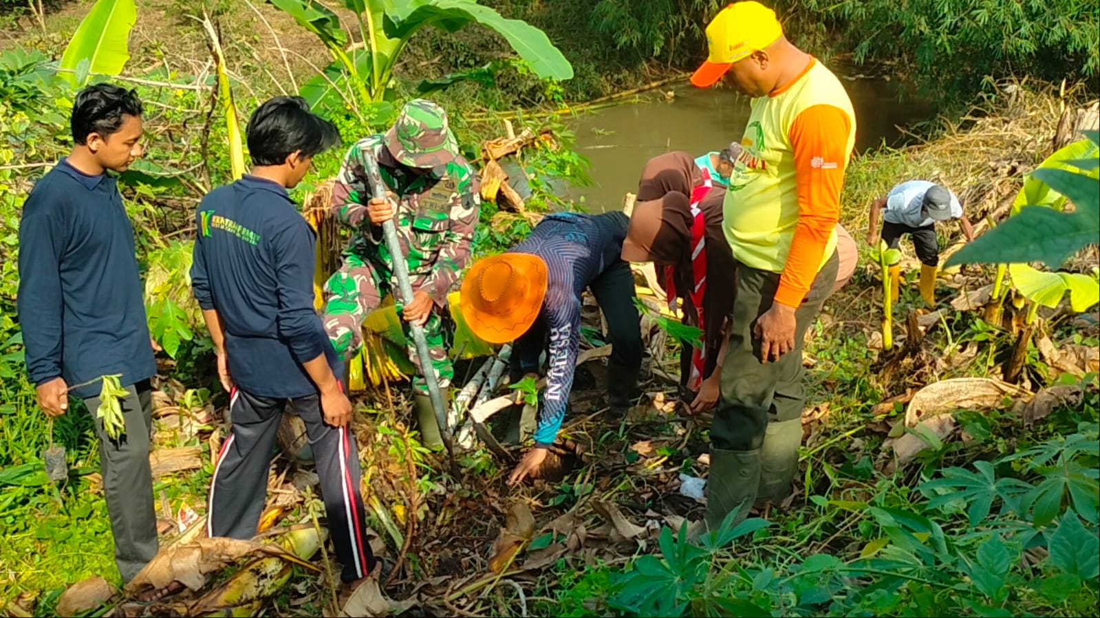 Aksi Hijau di Desa Kutorenon, Babinsa dan Warga Tanam Sukun di Area Sungai Pelosoan 