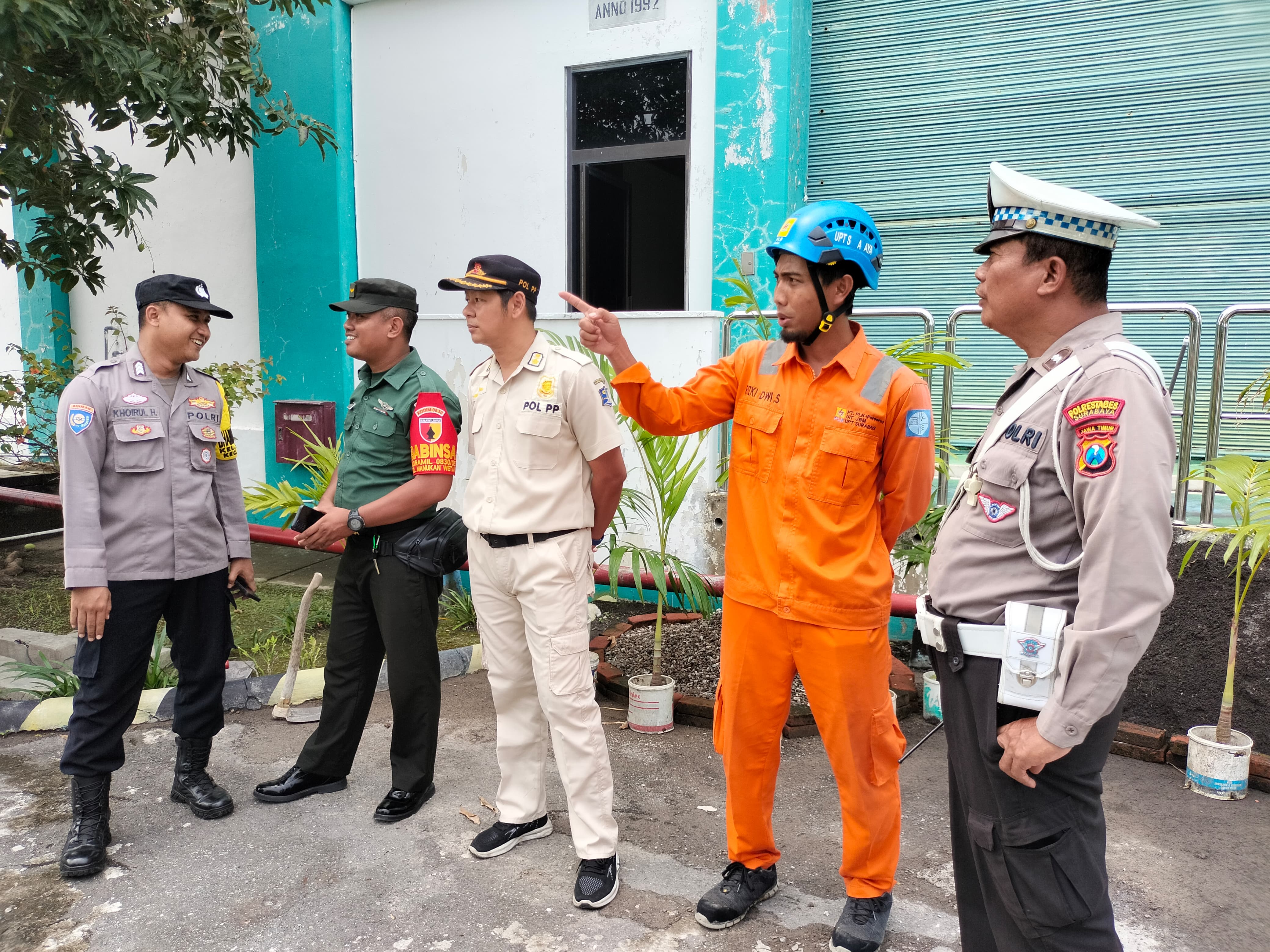 Polsek Tandes Sambangi Obvit Gardu Induk Margomulyo, Pastikan Keamanan Pasokan Listrik