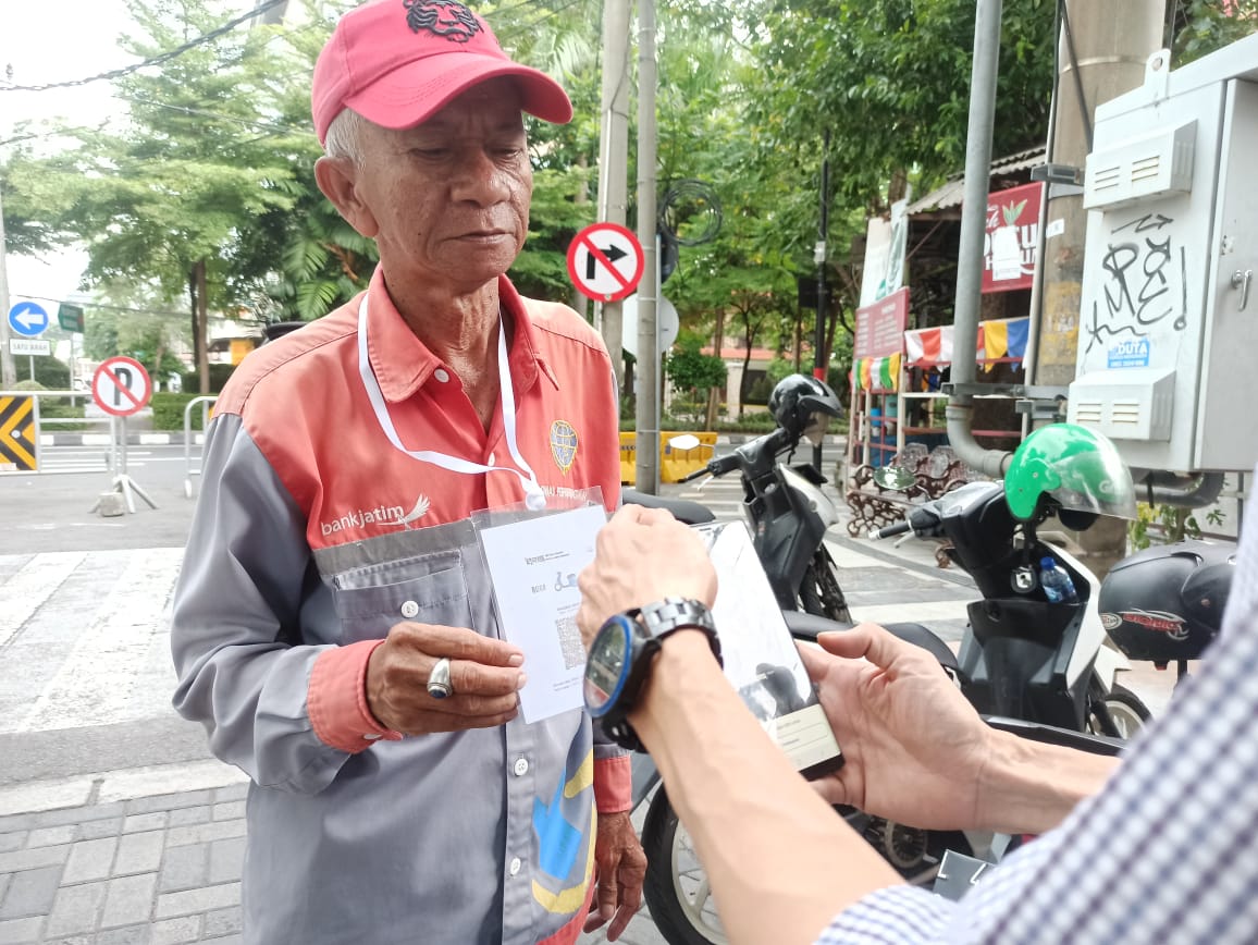 Masyarakat Mulai Gunakan QRIS untuk Bayar Parkir di Balai Kota Surabaya