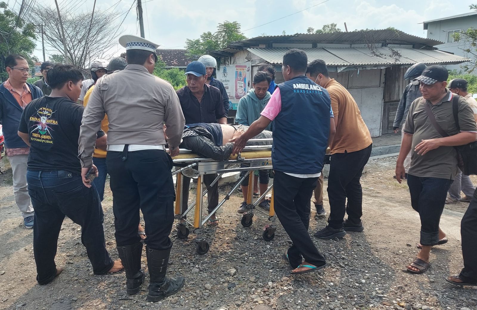 Mobil Seruduk Motor yang Berhenti di Tepi Jalan, Satu Tewas