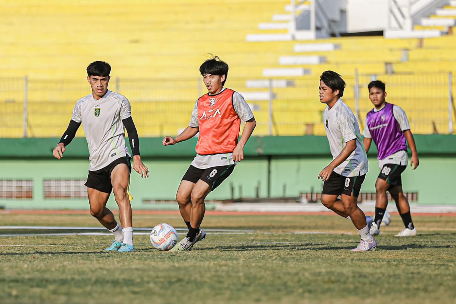 Uston Nawawi Pimpin Latihan Persebaya Usai Libur   